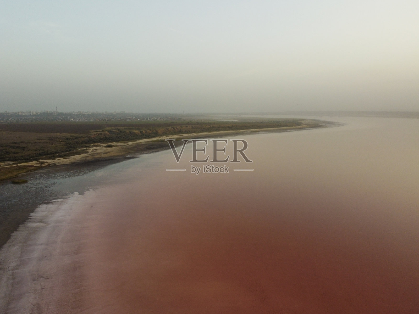 俄罗斯和黑海沿岸的粉色Koyashskoye盐湖。鸟瞰图。照片摄影图片