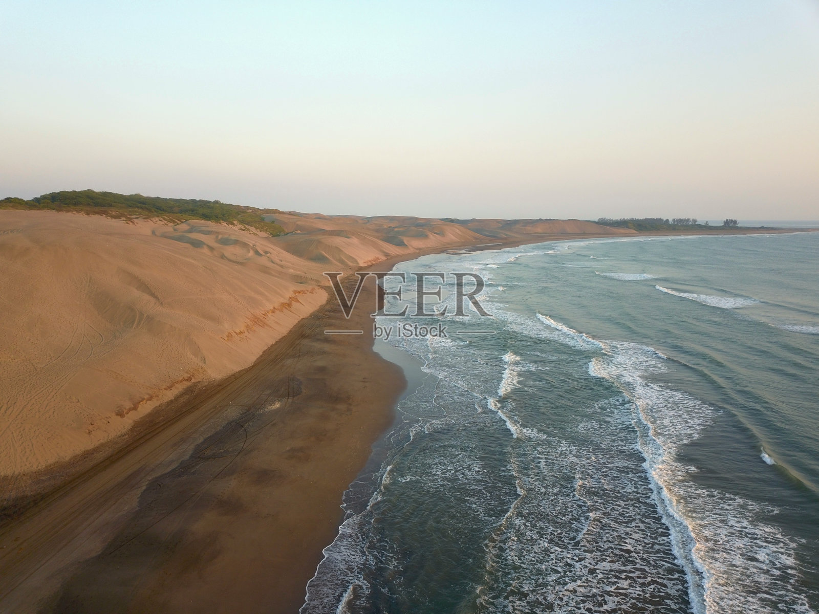 查恰拉卡斯海滩的早晨:一瞥沙丘在金色的光，韦拉克鲁斯照片摄影图片