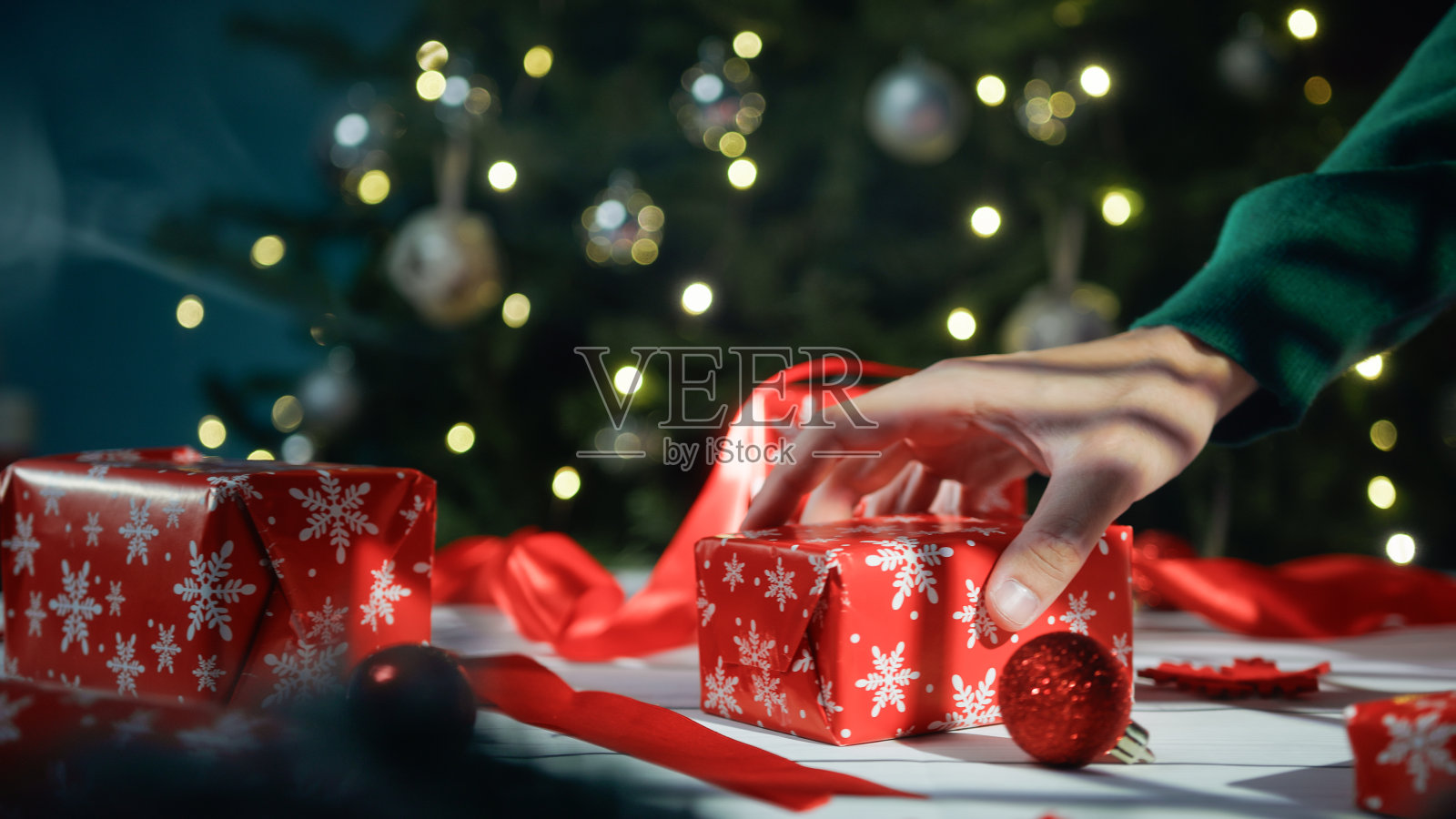 圣诞树下的圣诞礼盒照片摄影图片