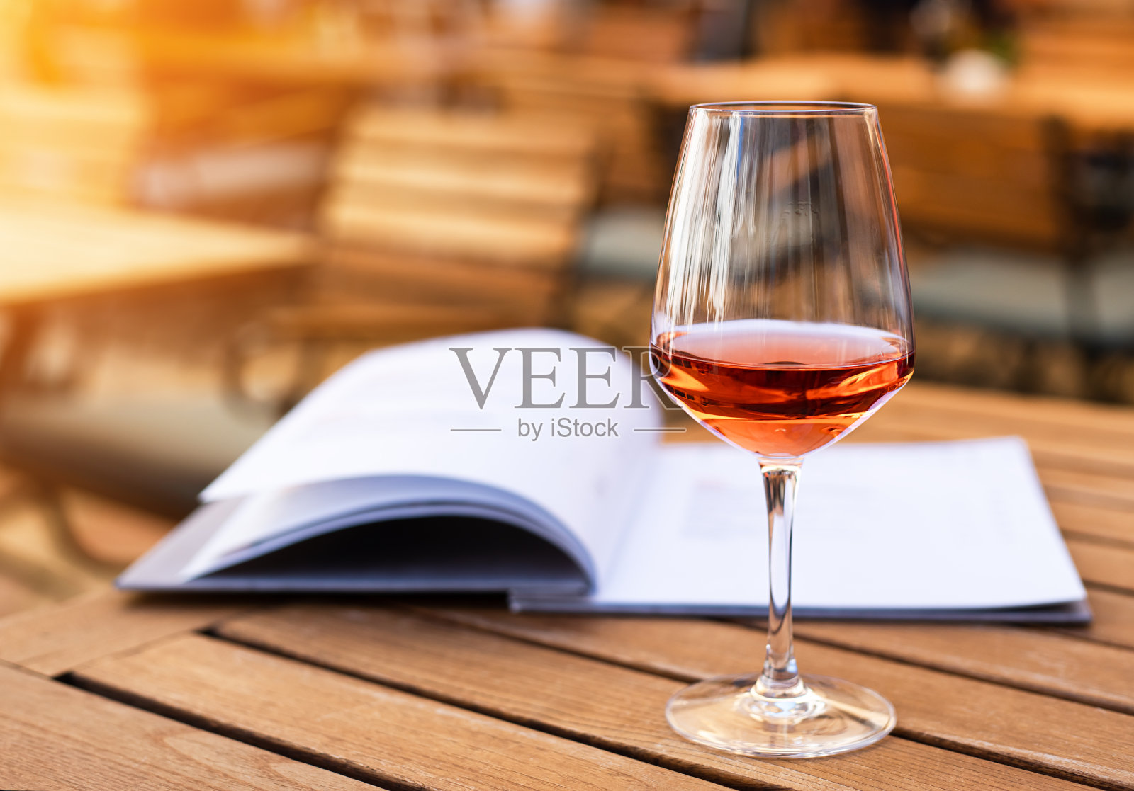 夏日街头咖啡馆里，桌上的玻璃杯里放着一瓶汽酒。放松和享受。特写镜头。放文字的地方。有选择性的重点。照片摄影图片