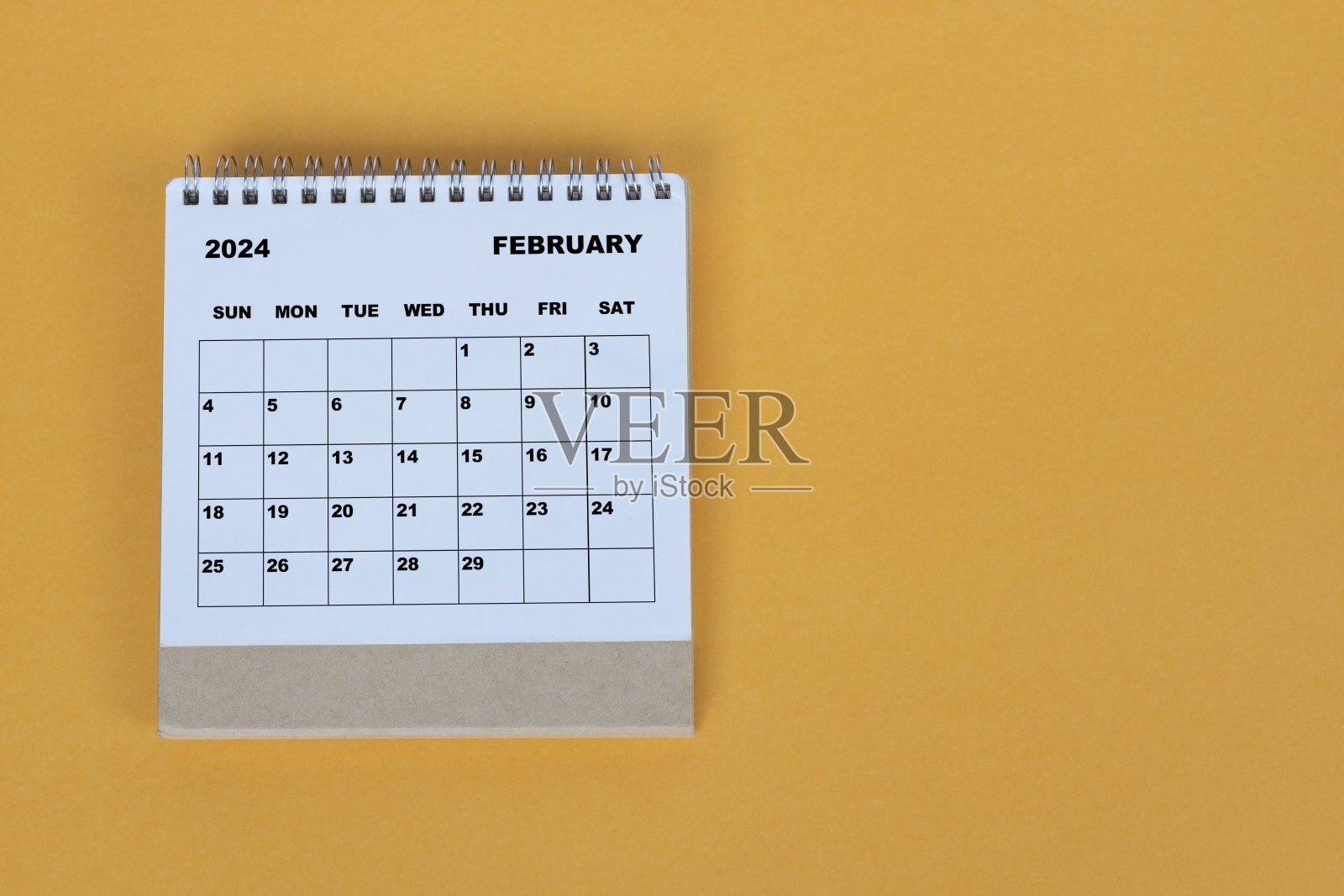 2024年2月台历黄色背景。直接上图。平的。照片摄影图片