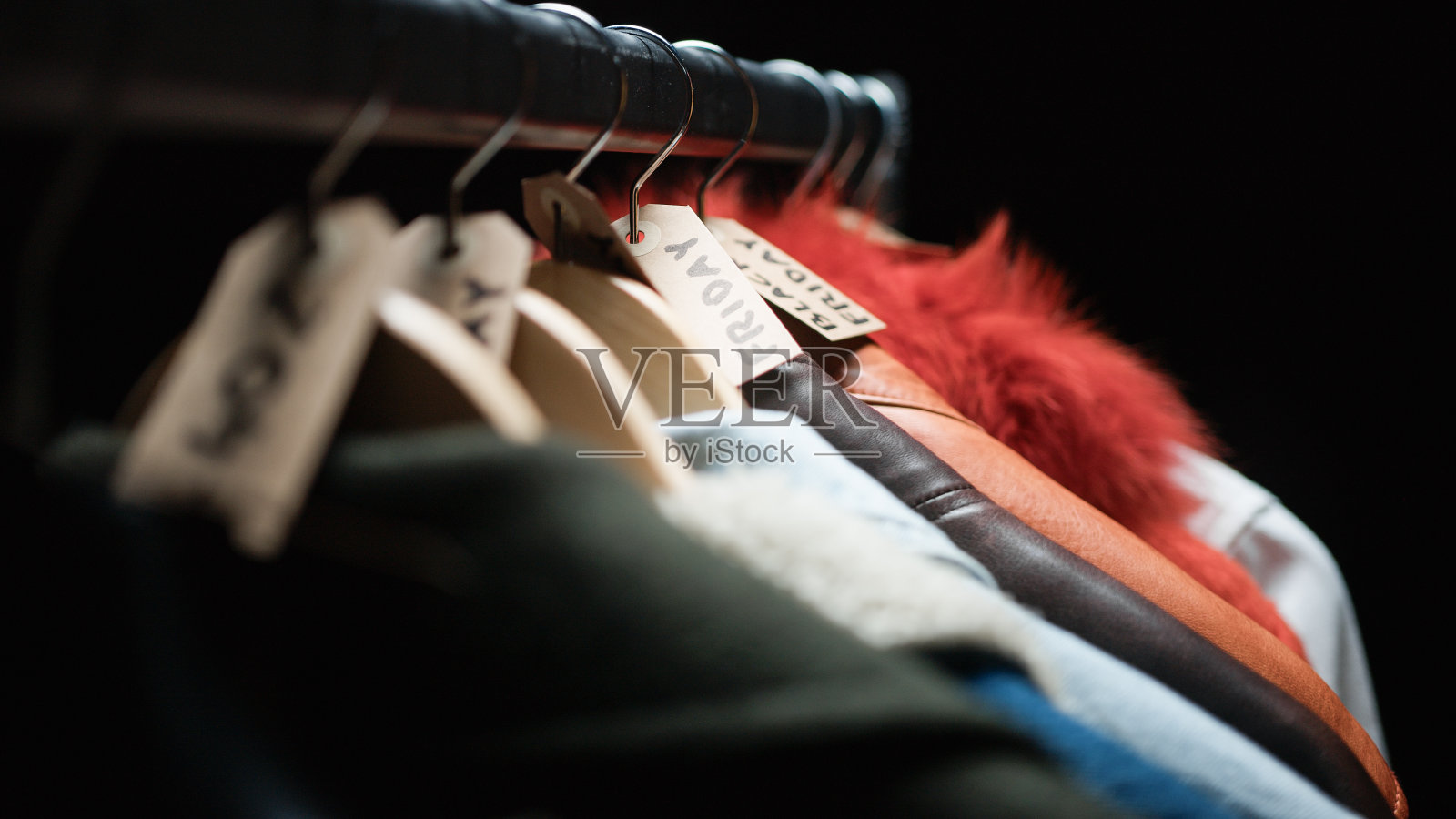 黑色星期五衣服上的折扣标签照片摄影图片