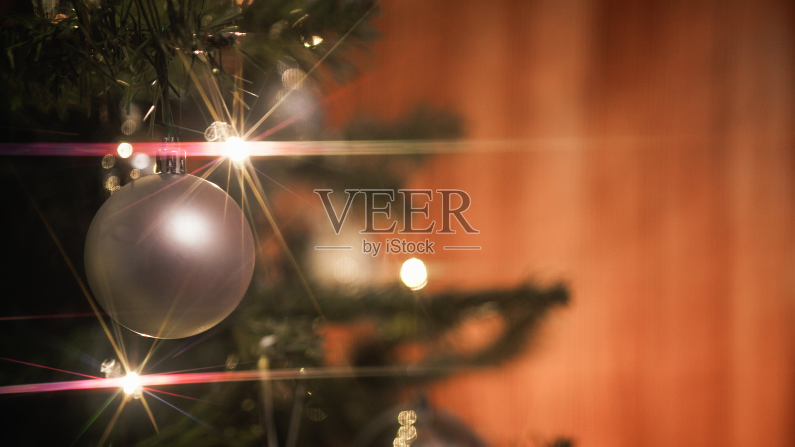 圣诞树上模糊的灯光照片摄影图片