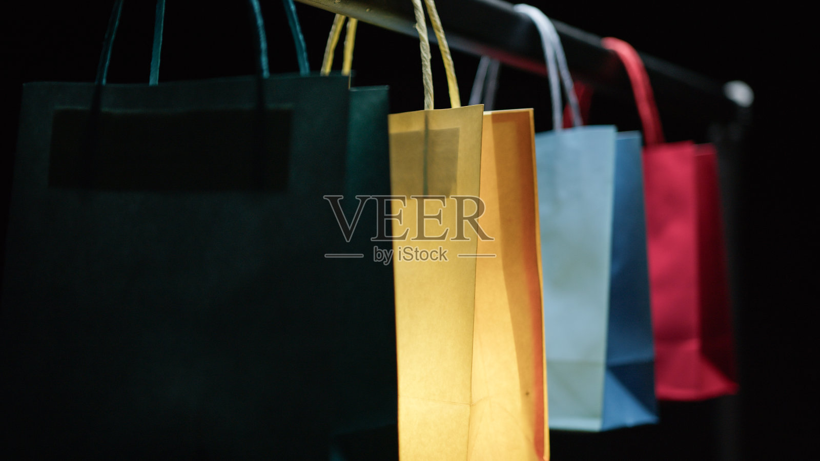 不同颜色的购物袋组成照片摄影图片