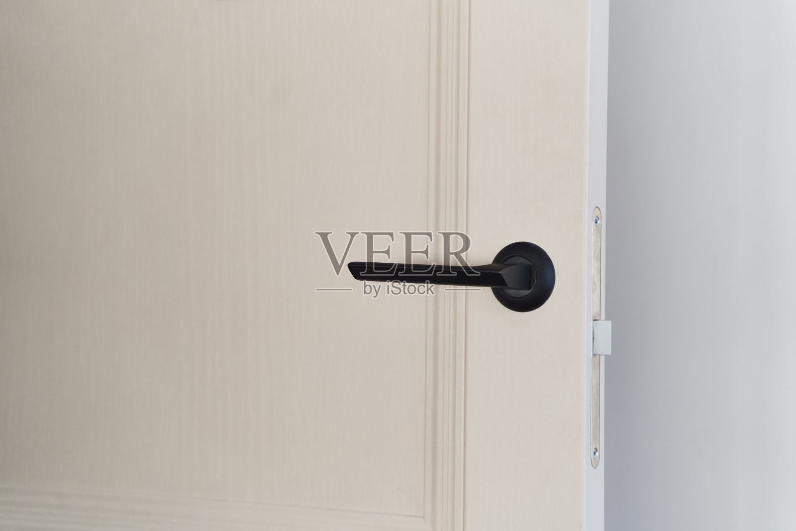 室内门关闭与黑色门把手照片摄影图片