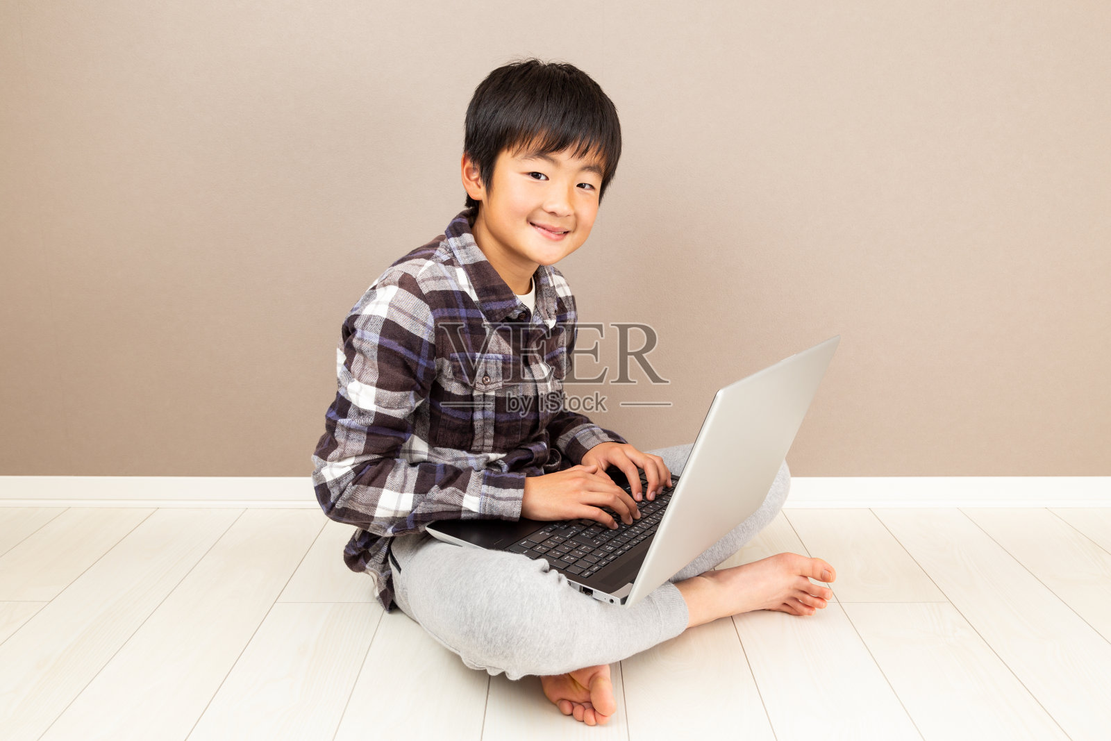 一个孩子在使用笔记本电脑。照片摄影图片