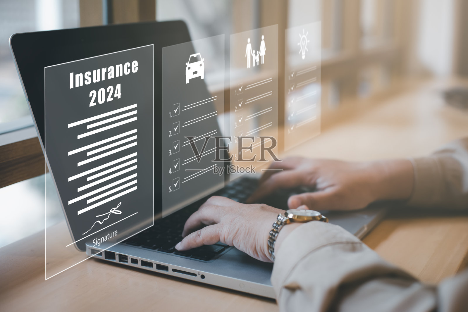 2024保险形式协议概念，商人签署保险合同，电子在线签名，文件管理，涉及抵押贷款报价和房屋保险照片摄影图片