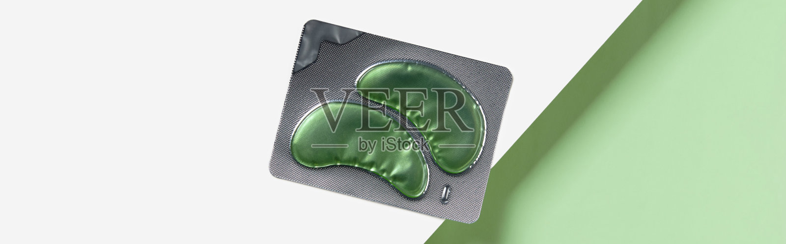 芦荟草药成分眼罩在绿色背景。照片摄影图片