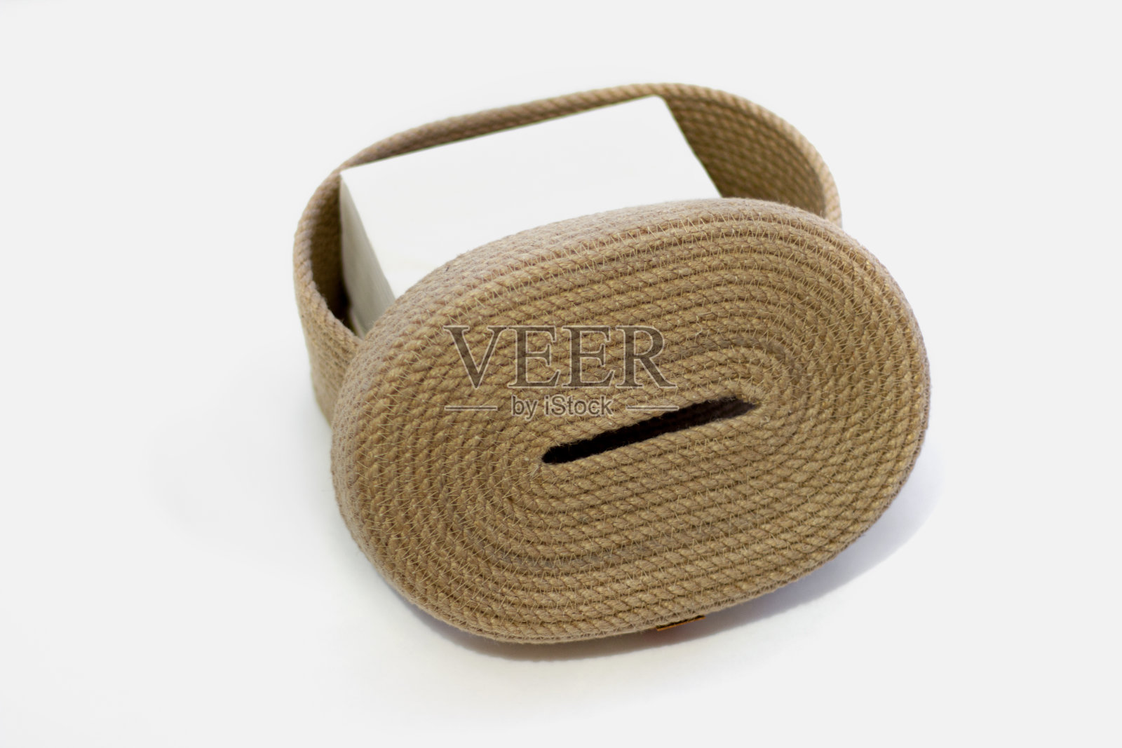 柳条篮子的黄麻餐巾在一个白色孤立的背景。柳条餐巾架照片摄影图片