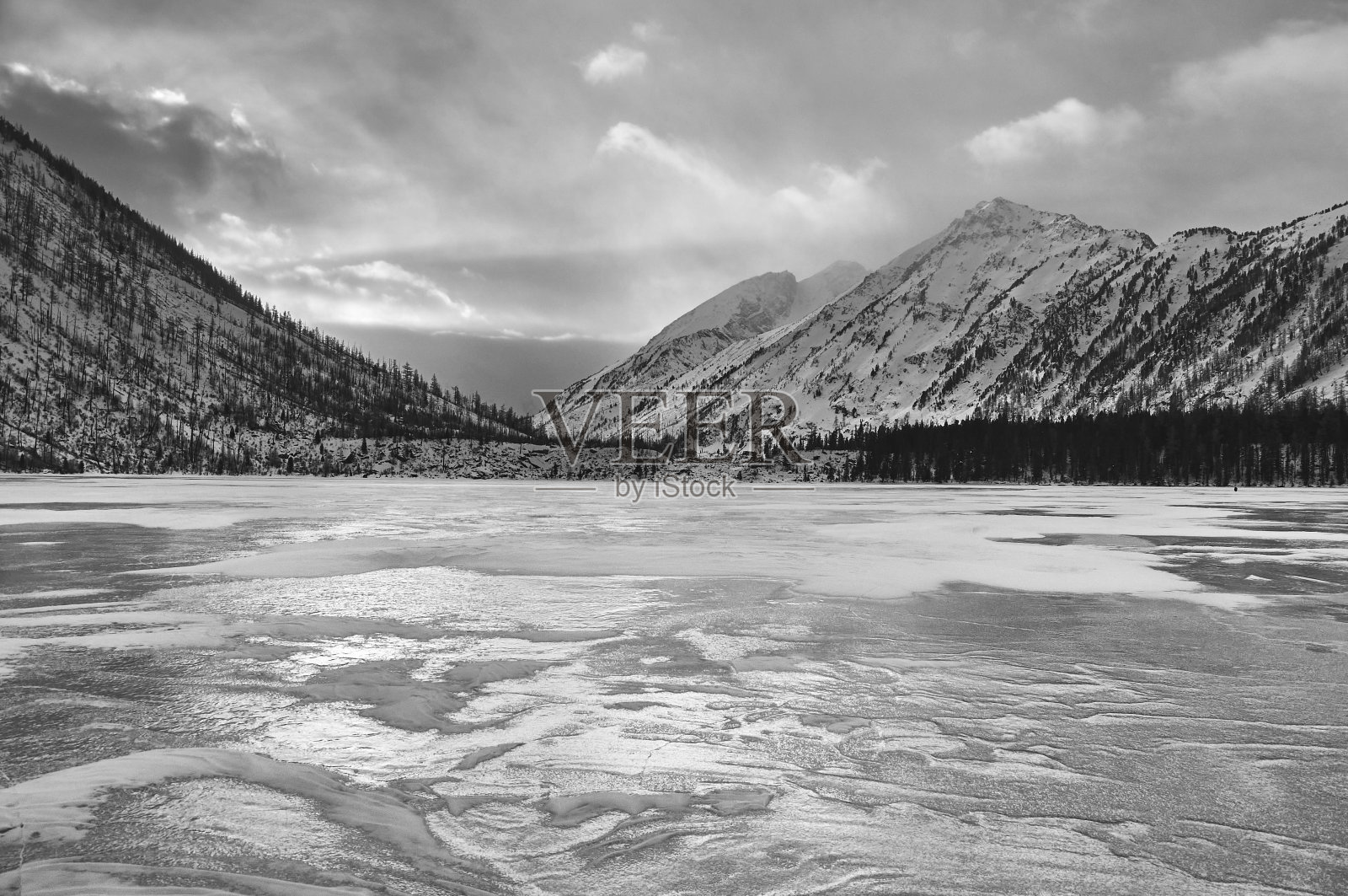 冬季雪山湖，俄罗斯西伯利亚阿尔泰山。照片摄影图片