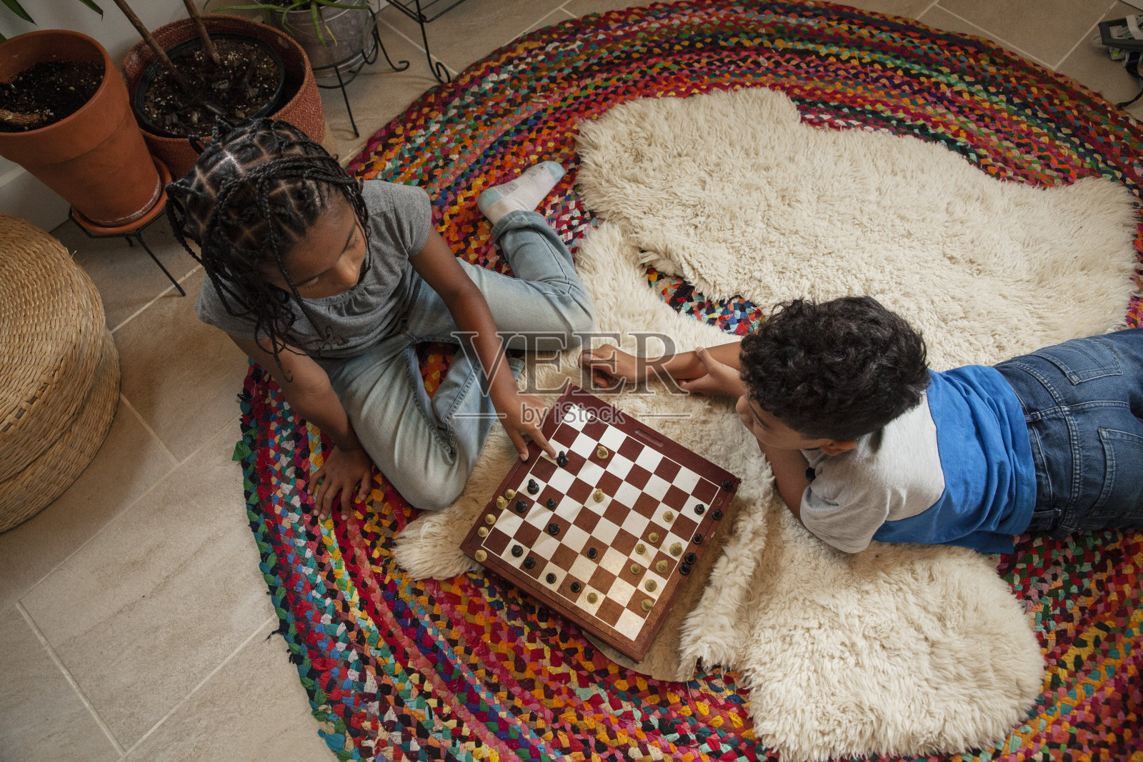 《单身妈妈和两个孩子的一天》照片摄影图片