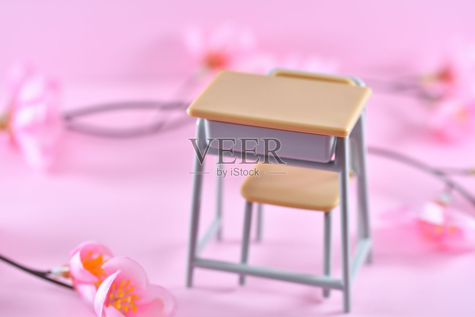 书桌和樱花照片摄影图片