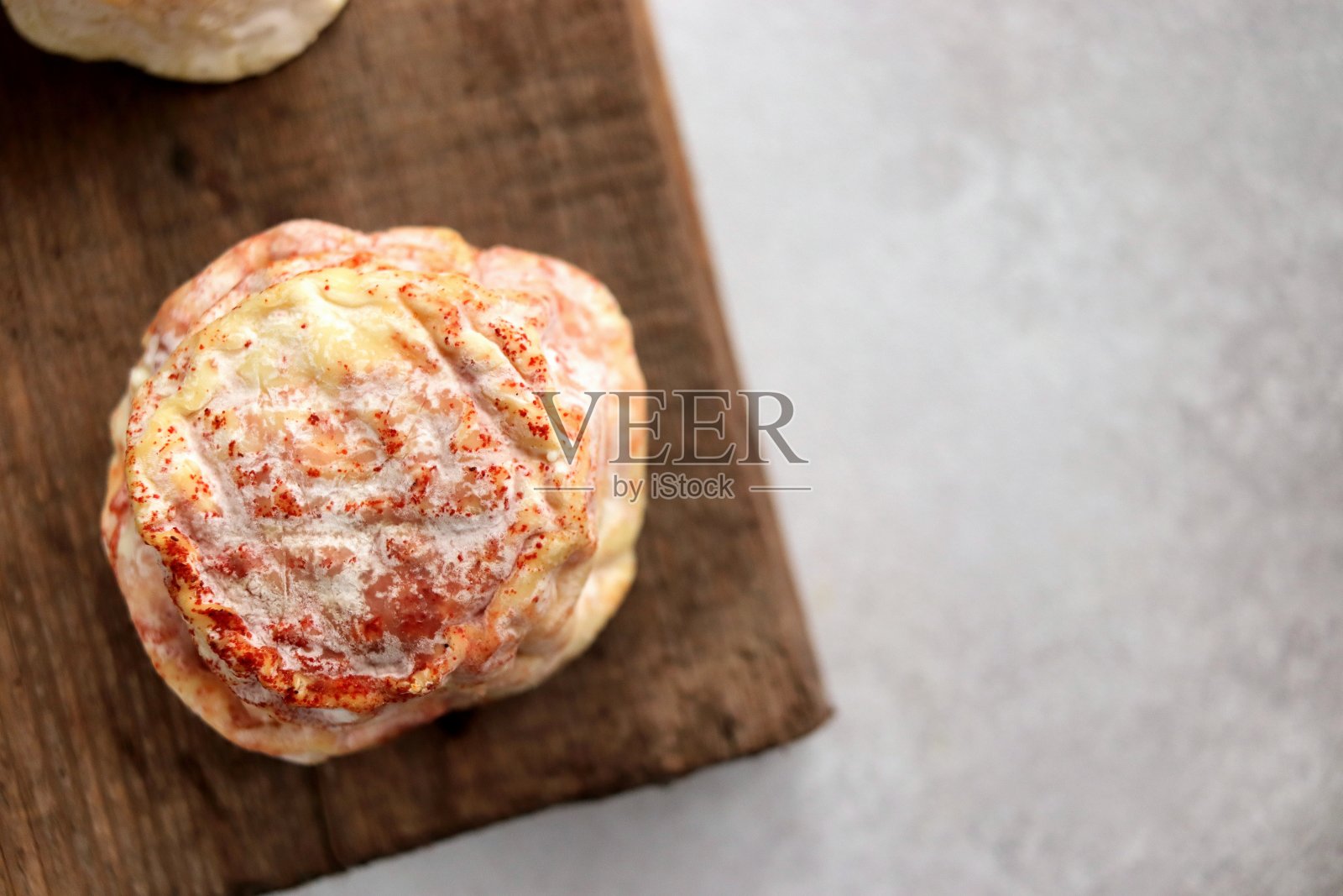 美味的山羊奶酪和霉菌照片摄影图片