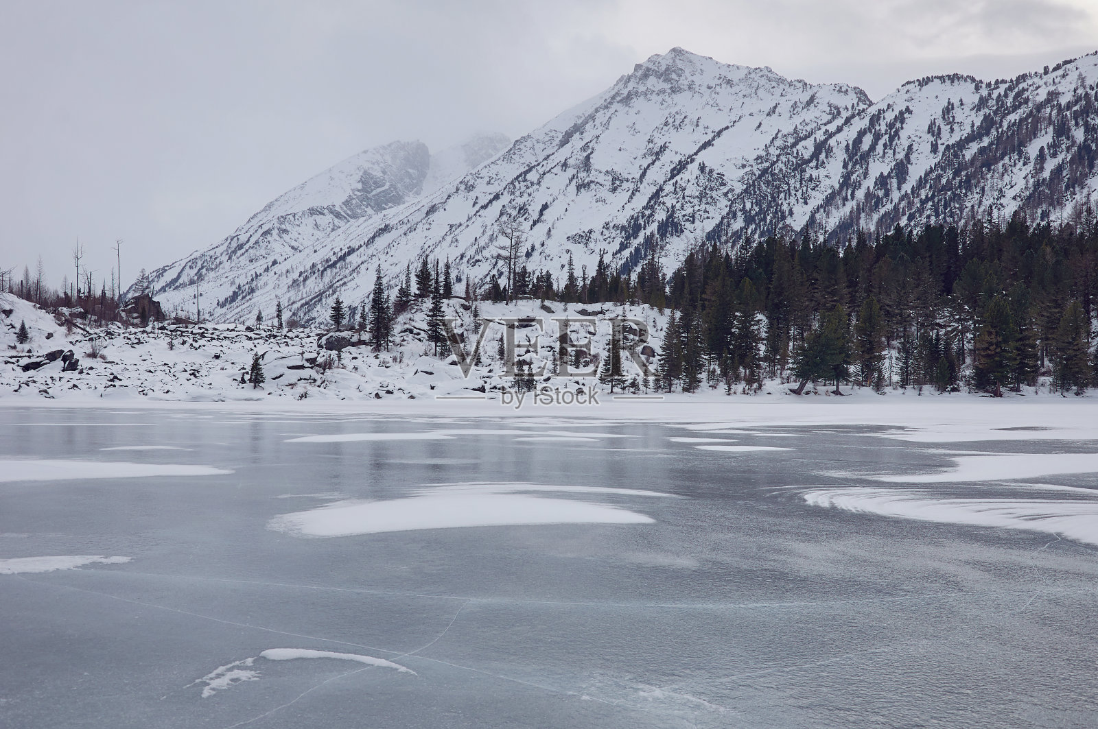 冬季雪山湖，俄罗斯西伯利亚阿尔泰山。照片摄影图片
