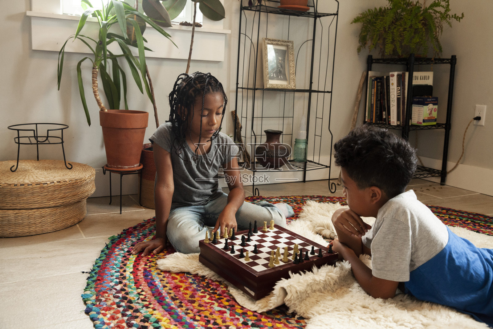 《单身妈妈和两个孩子的一天》照片摄影图片