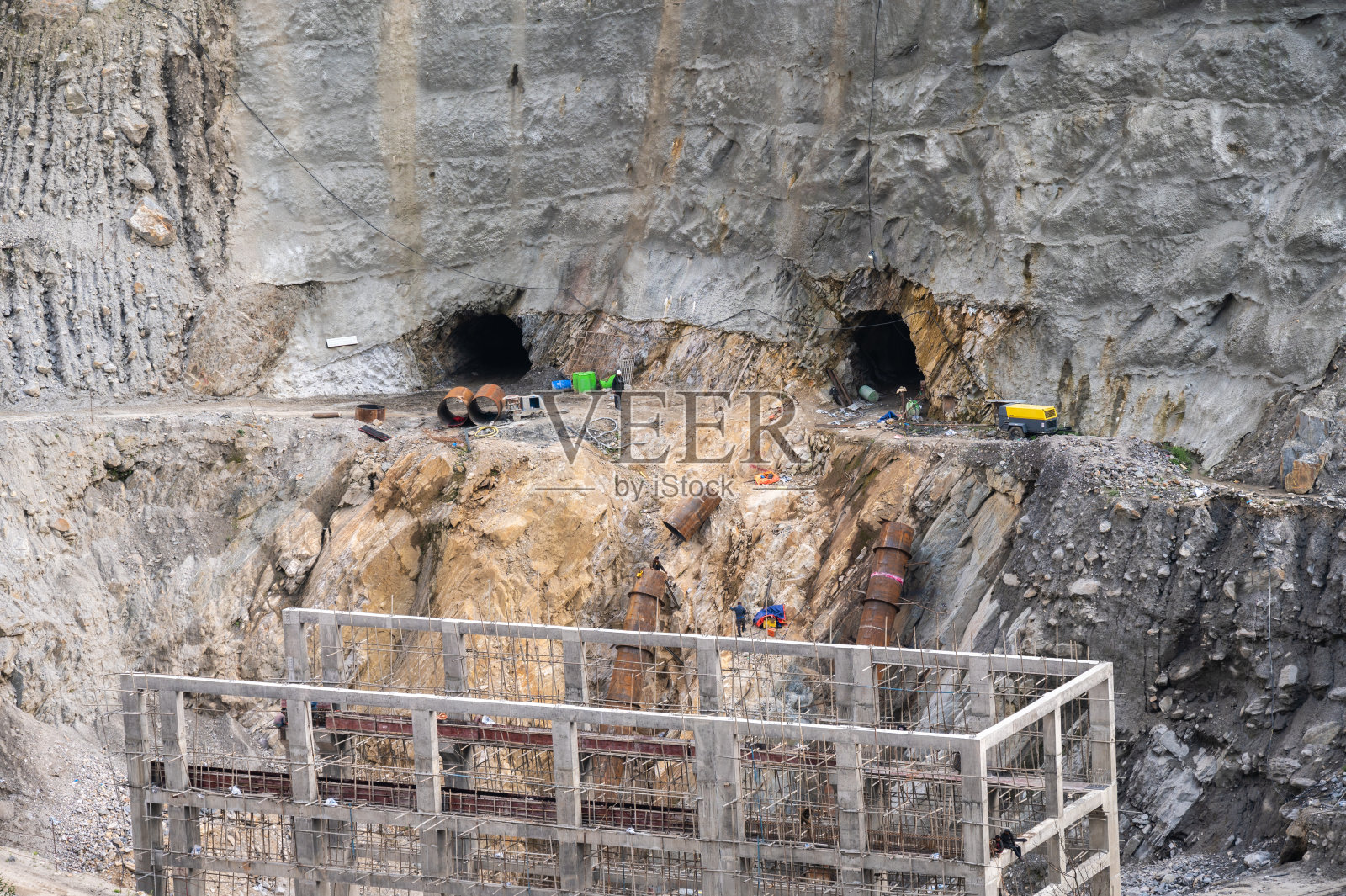 在尼泊尔的Syabrubesi的建筑工地。尼泊尔的许多基础设施项目都是由中国资助的。照片摄影图片