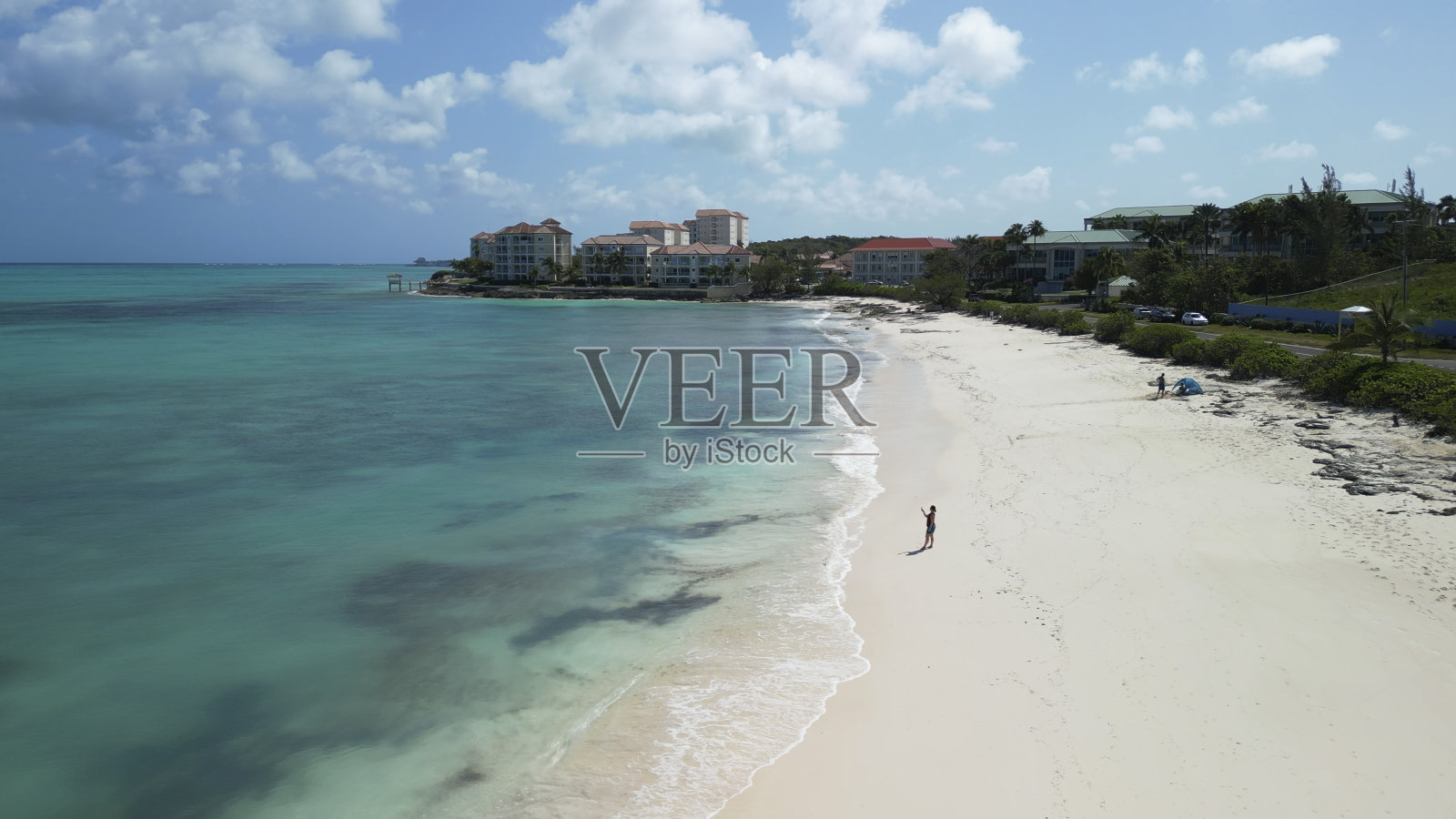 一名女子探索海滩的鸟瞰图照片摄影图片