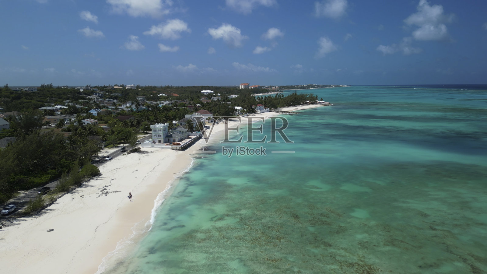 空荡沙滩上的女子鸟瞰图照片摄影图片