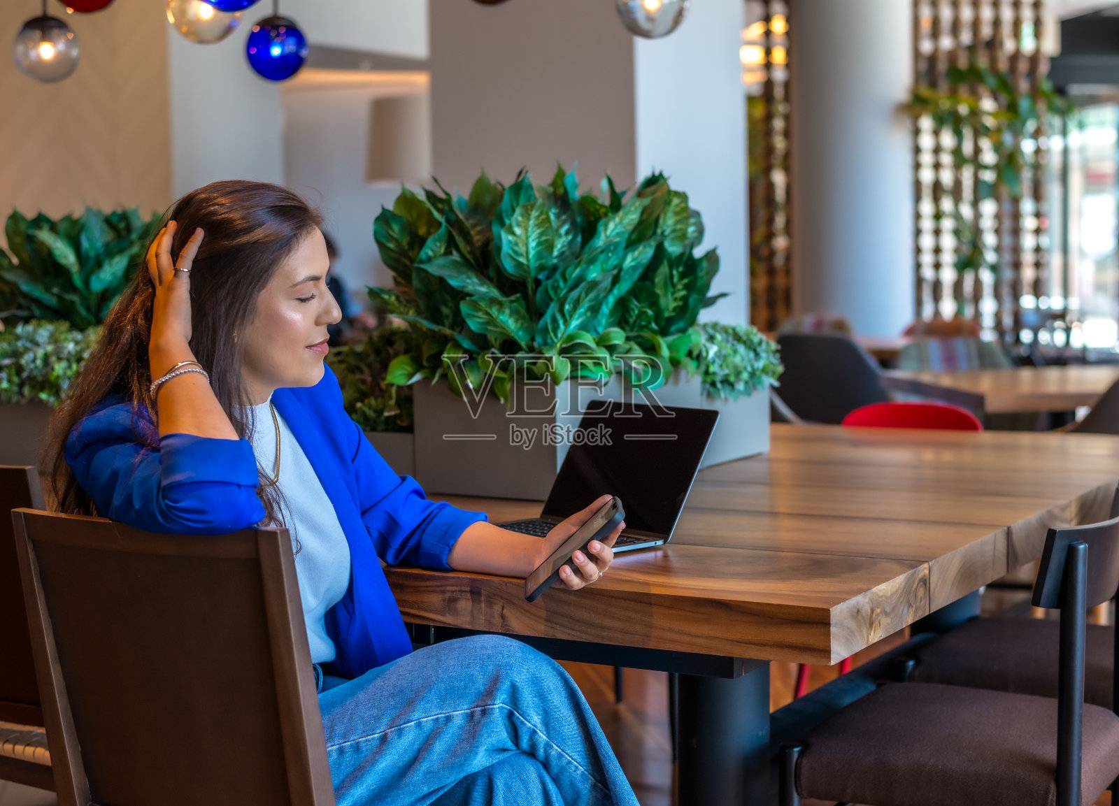 手放在头上看手机照片摄影图片