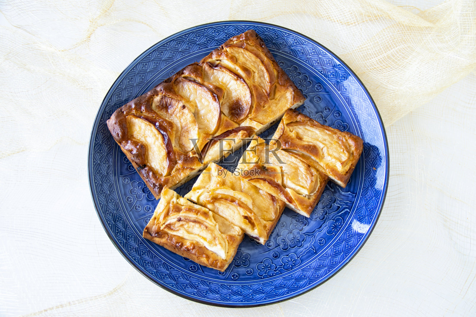 史密斯奶奶自制的美味苹果蛋糕/烹饪苹果。黄麻背景。照片摄影图片