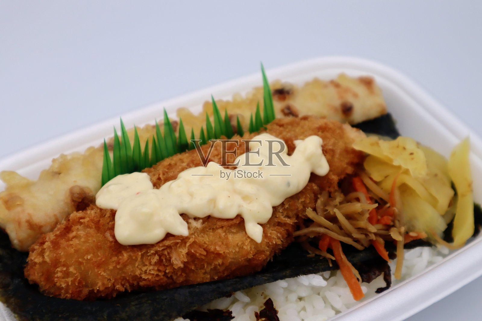 海藻便当配鞑靼酱的特写照片照片摄影图片