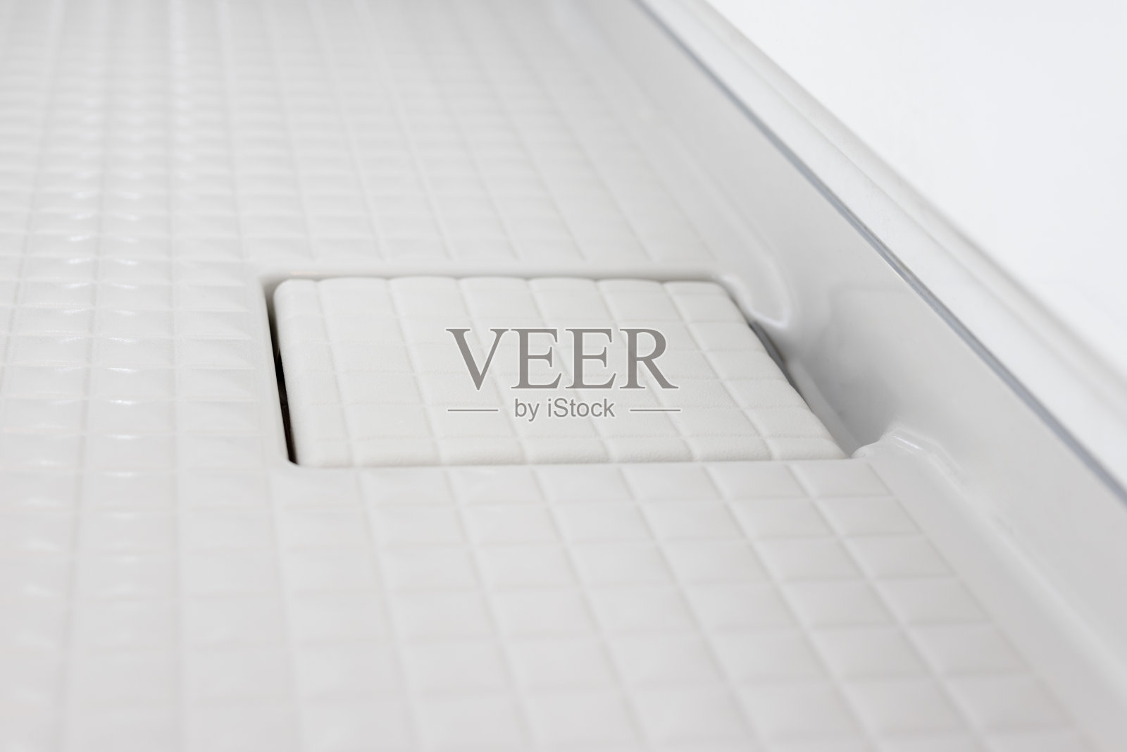 浴室排水管的盖子是关闭的。照片摄影图片