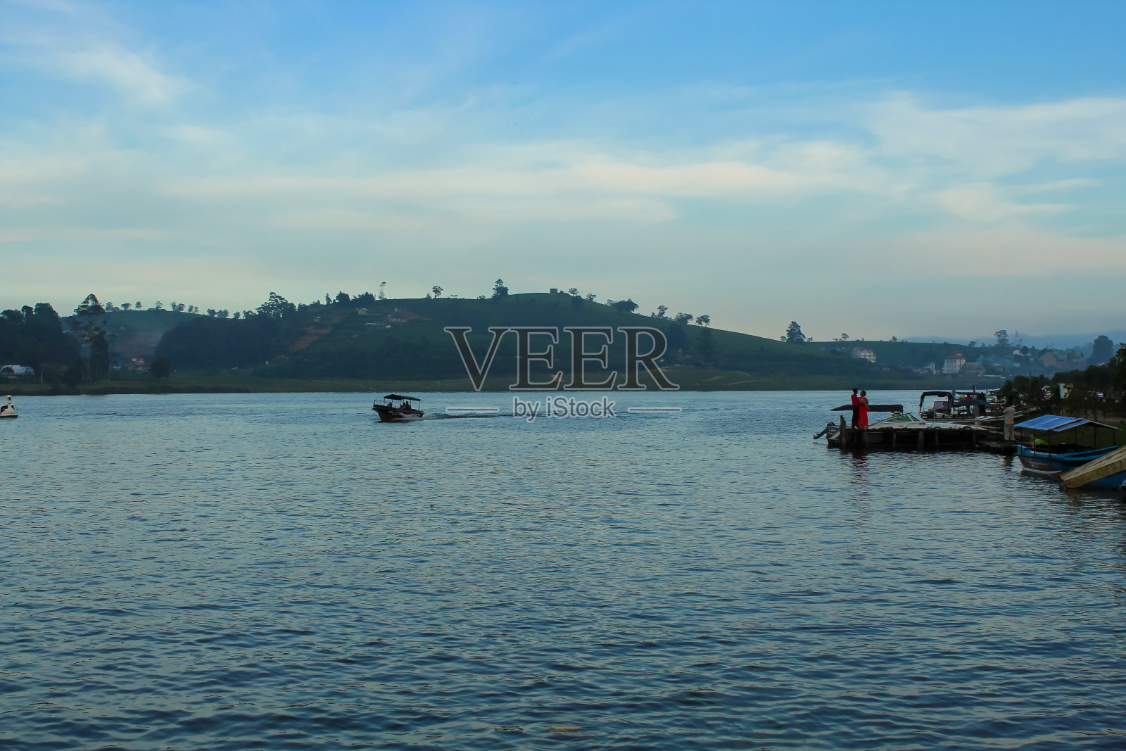 斯里兰卡努瓦拉伊利亚湖岸边的船只照片摄影图片