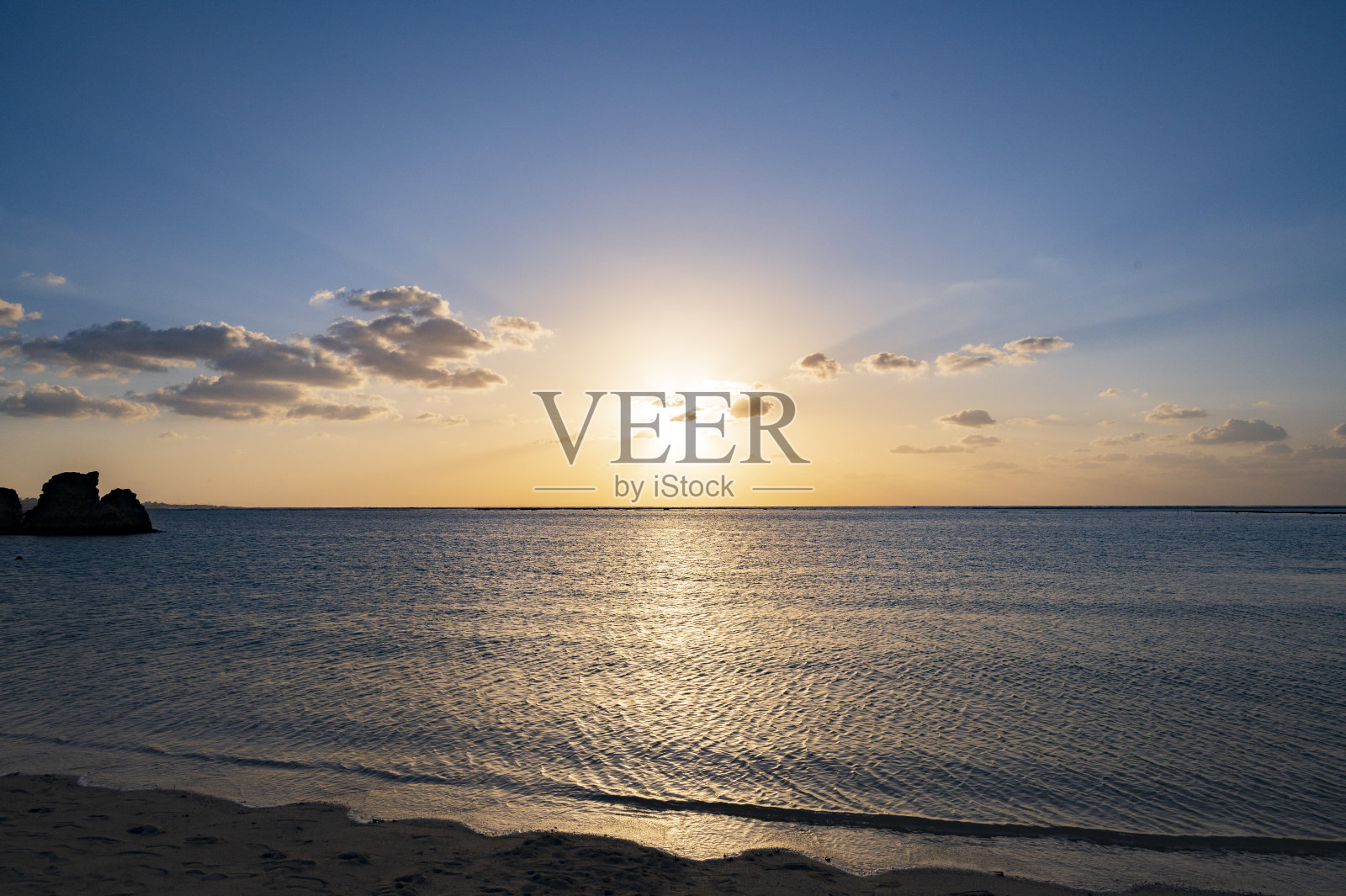 冲绳阿拉哈海滩的日落景色照片摄影图片