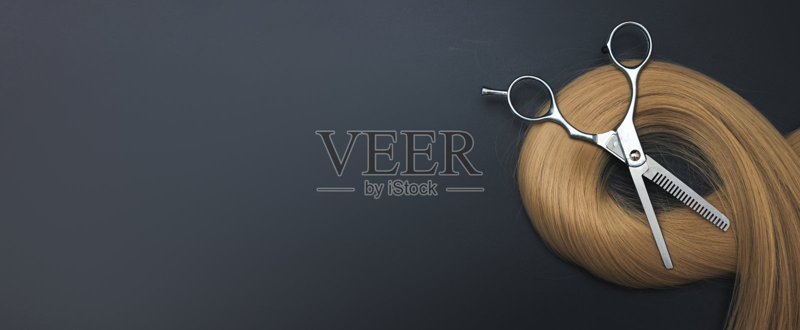 在黑色的背景上，用浅色的头发、梳子、剪刀和文字空间进行平面构图。理发师的服务。采购产品接发，材料和化妆品，头发护理，假发。发型，理发沙龙。照片摄影图片