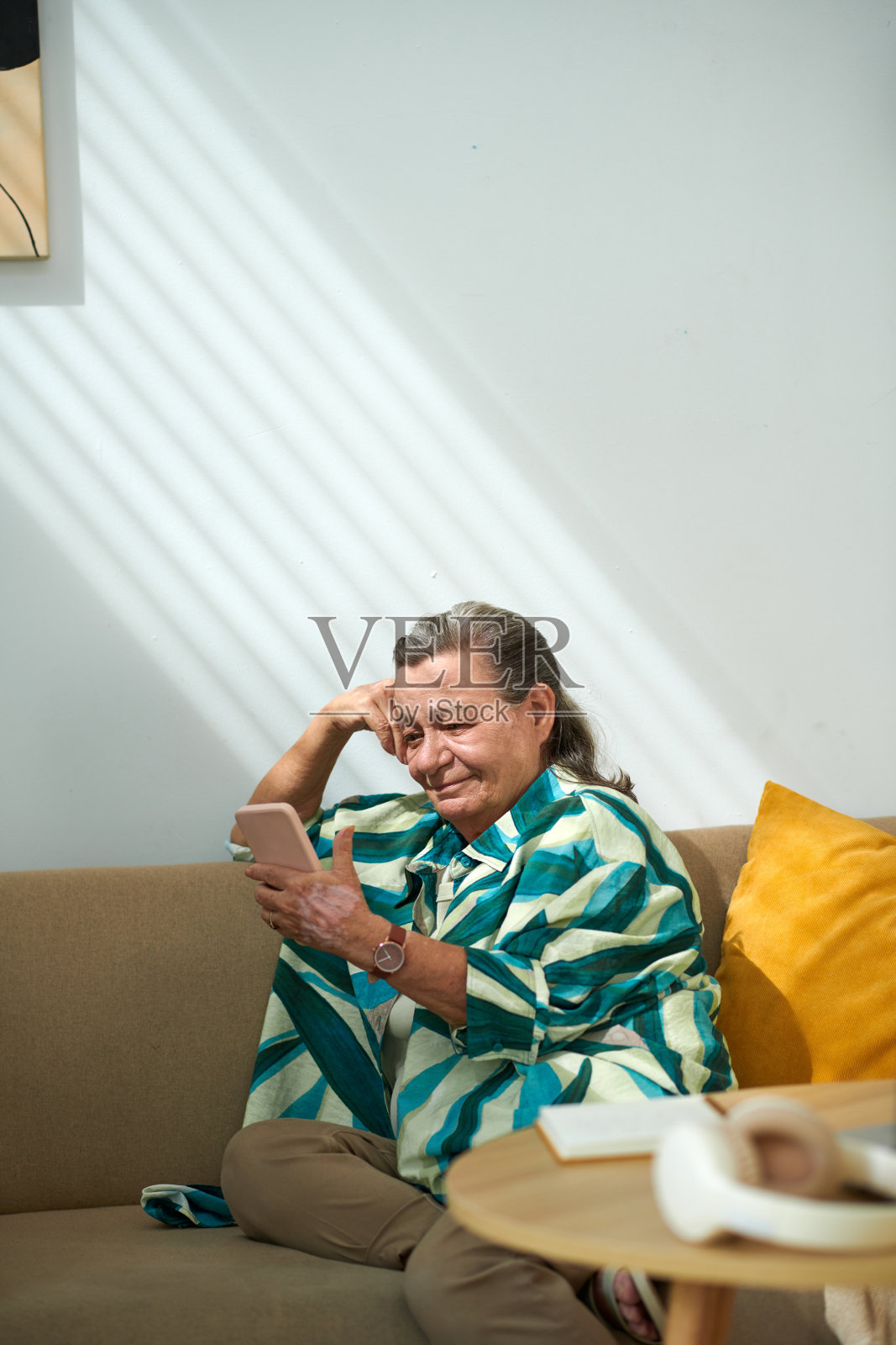 在社交媒体上看视频的微笑老人照片摄影图片