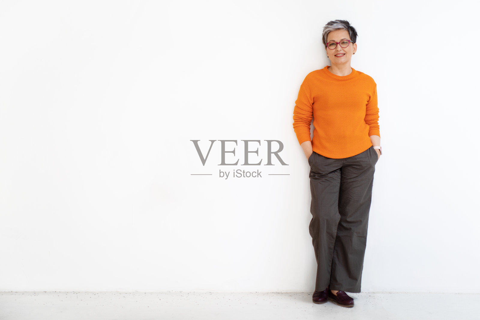 快乐美丽时尚成熟的女人摆出白色的背景照片摄影图片