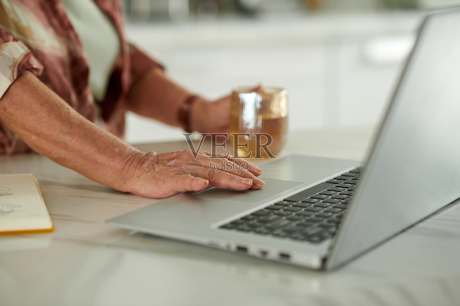 网上购物的老年妇女照片摄影图片