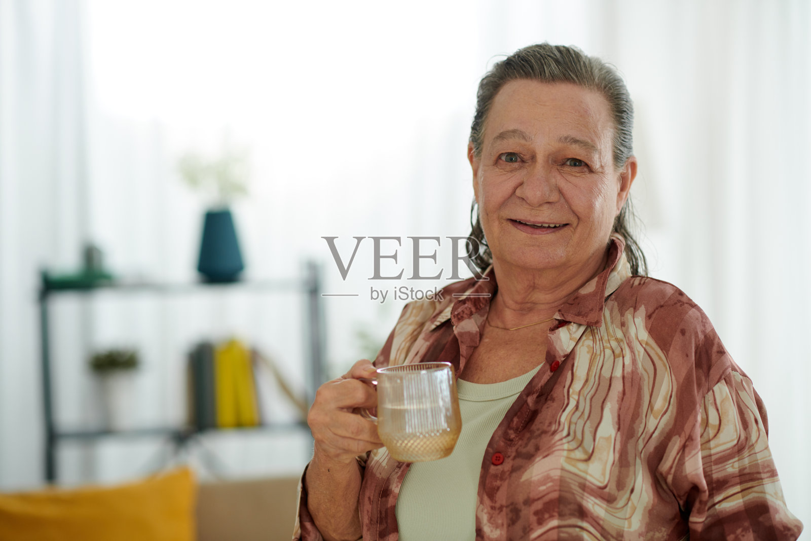 老年妇女喝水照片摄影图片