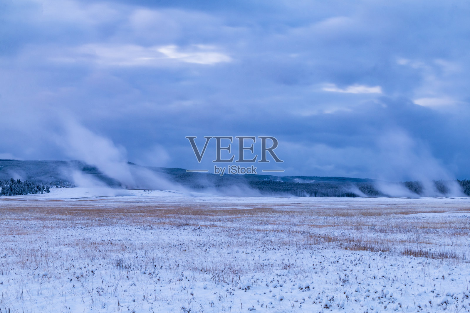 在黄石公园的下间歇泉盆地，秋天的黎明充满了戏剧性的火焰。照片摄影图片