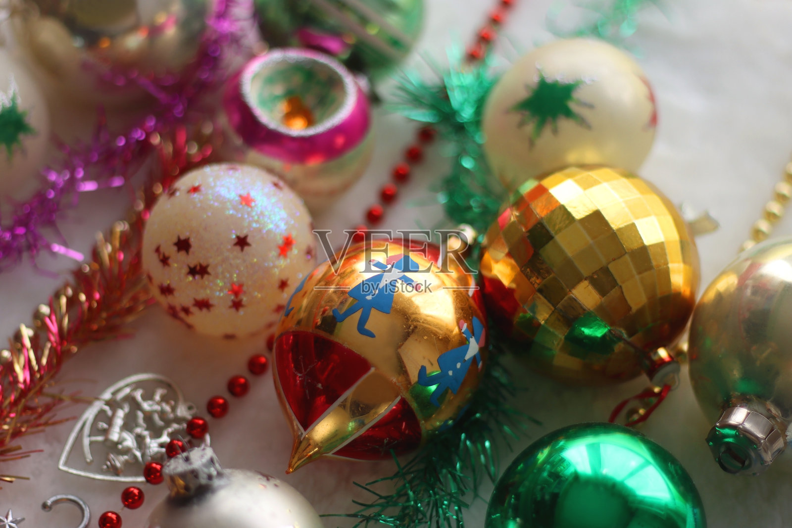 俗气的复古圣诞装饰品照片摄影图片