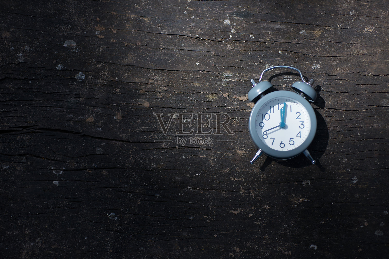 黑色木地板上的古董闹钟照片摄影图片