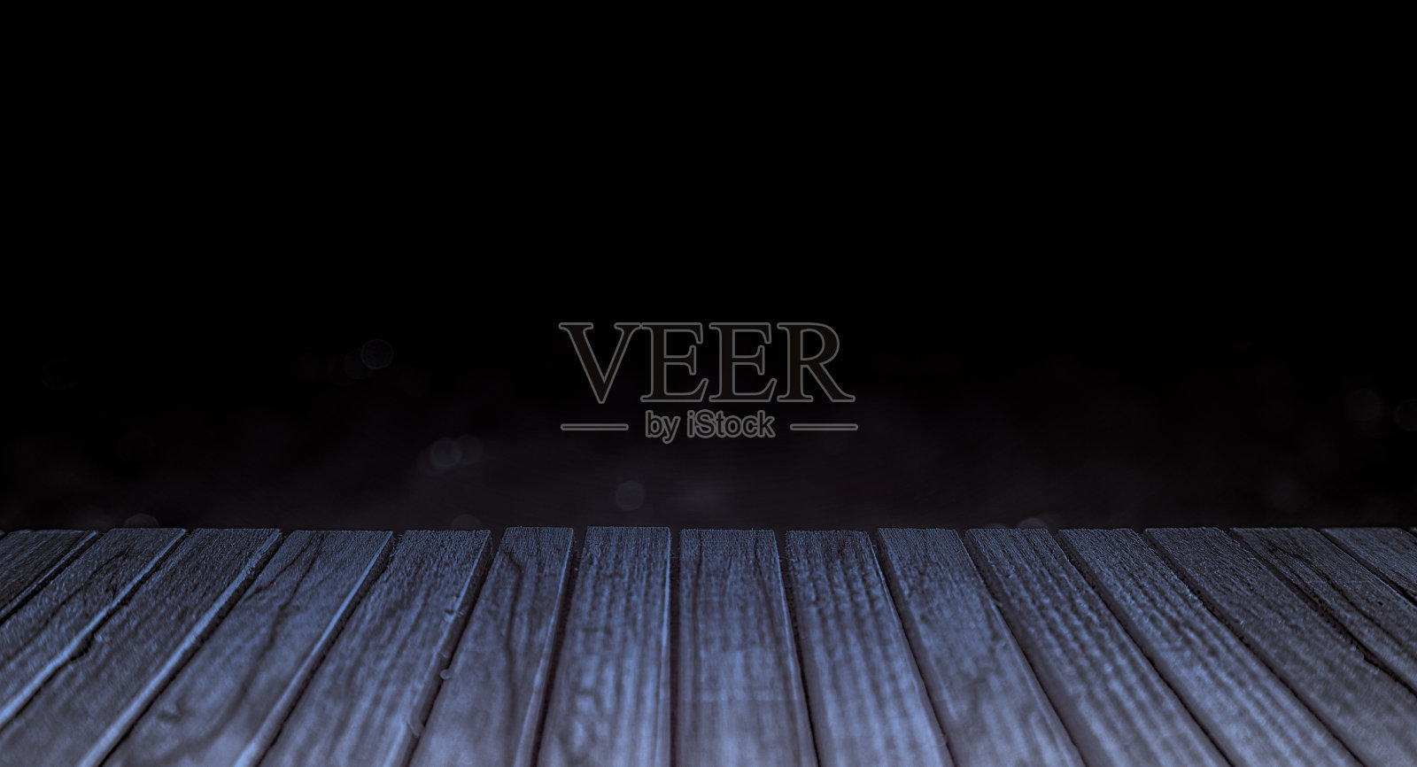 全景从木制露台与黑色闪闪发光的背景照片摄影图片