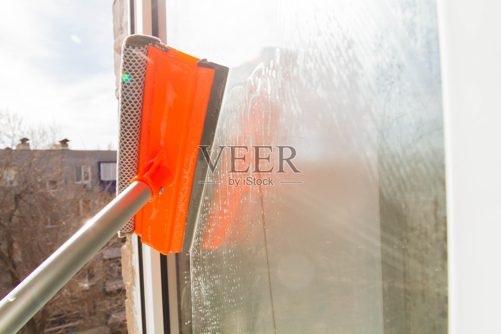 窗口清洗。用刷子和泡沫擦窗户。清洁和清洁的概念。照片摄影图片