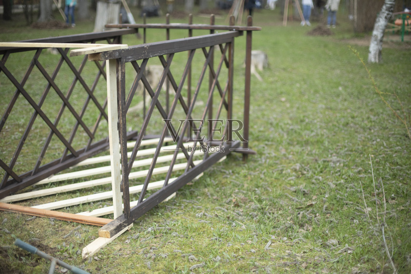 木制建筑。建筑建在草地上。木梁。照片摄影图片