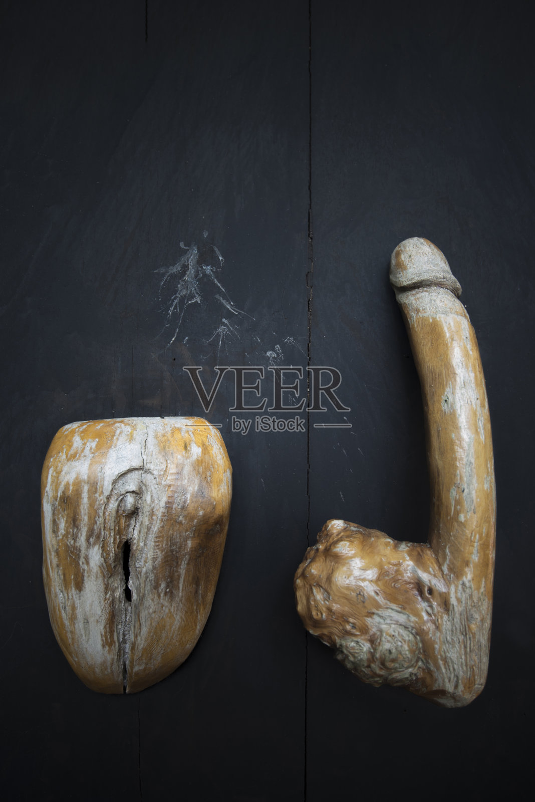 在黑色背景上显示符号的对象照片摄影图片