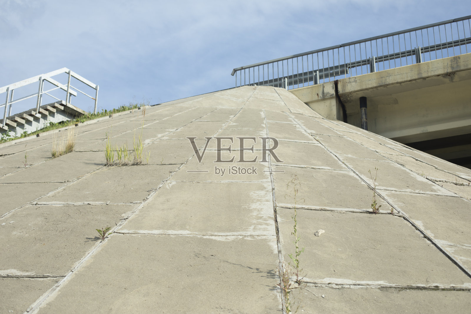 把混凝土吊到桥上。桥梁支撑结构。传输架构的细节。照片摄影图片