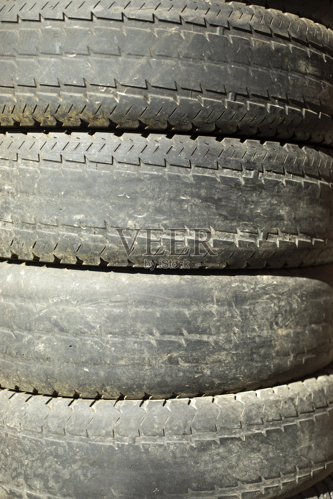 旧车轮。橡胶轮胎。垃圾填埋场里的轮子。照片摄影图片