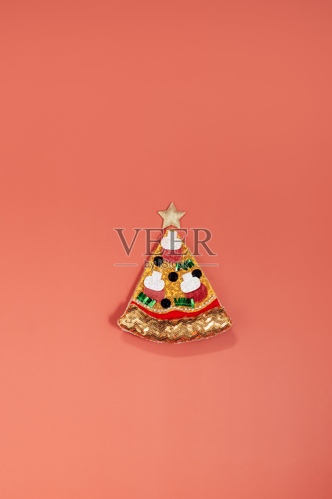 圣诞快乐，食物提供。顶视图人造披萨片和星星装饰的红色背景。圣诞节的背景。创意概念，季节性和节日问候披萨送货服务照片摄影图片