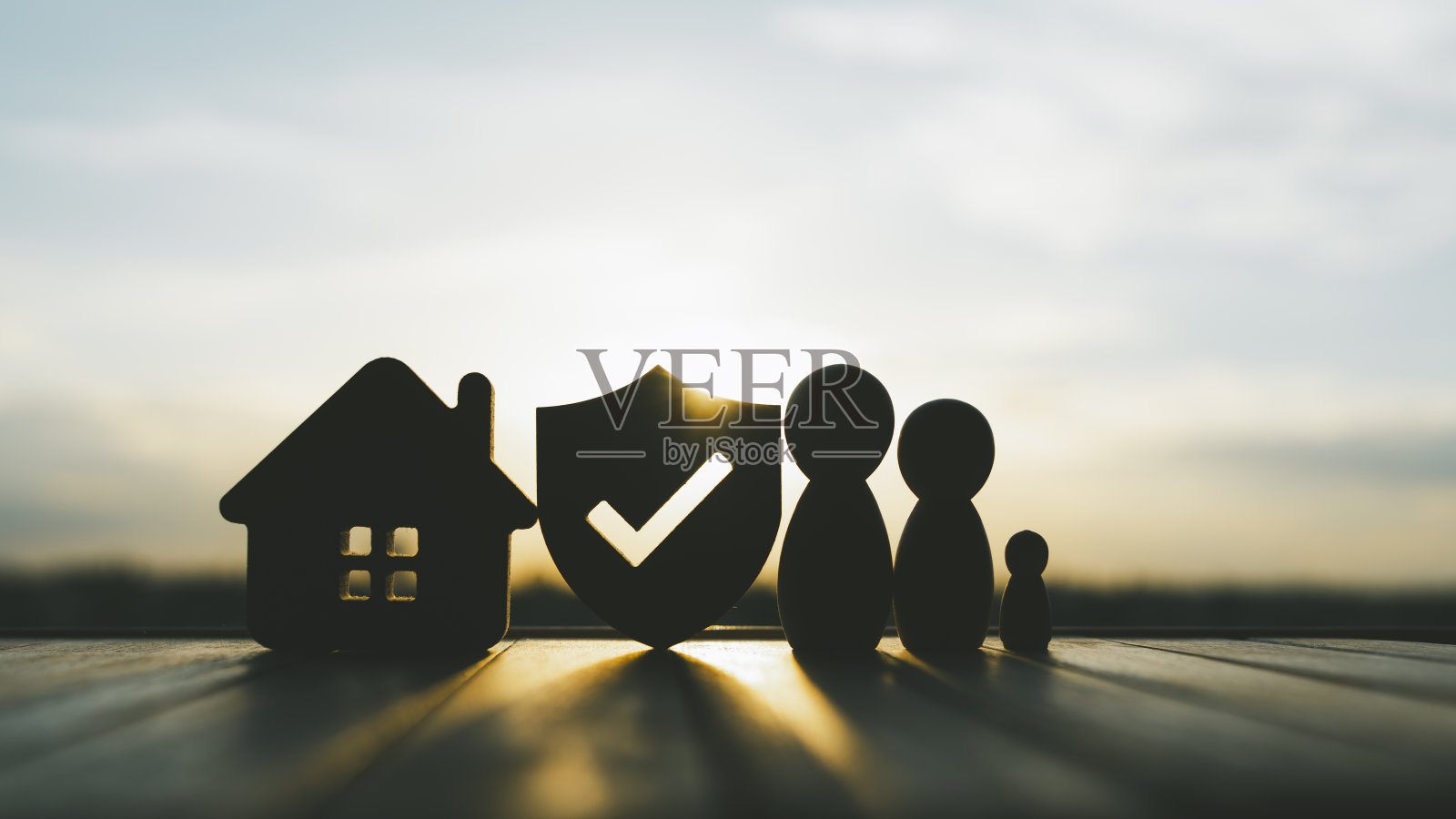 家庭和房屋模型，安全保护和健康保险。家的概念、家的保护、家的保健、家的保险。照片摄影图片