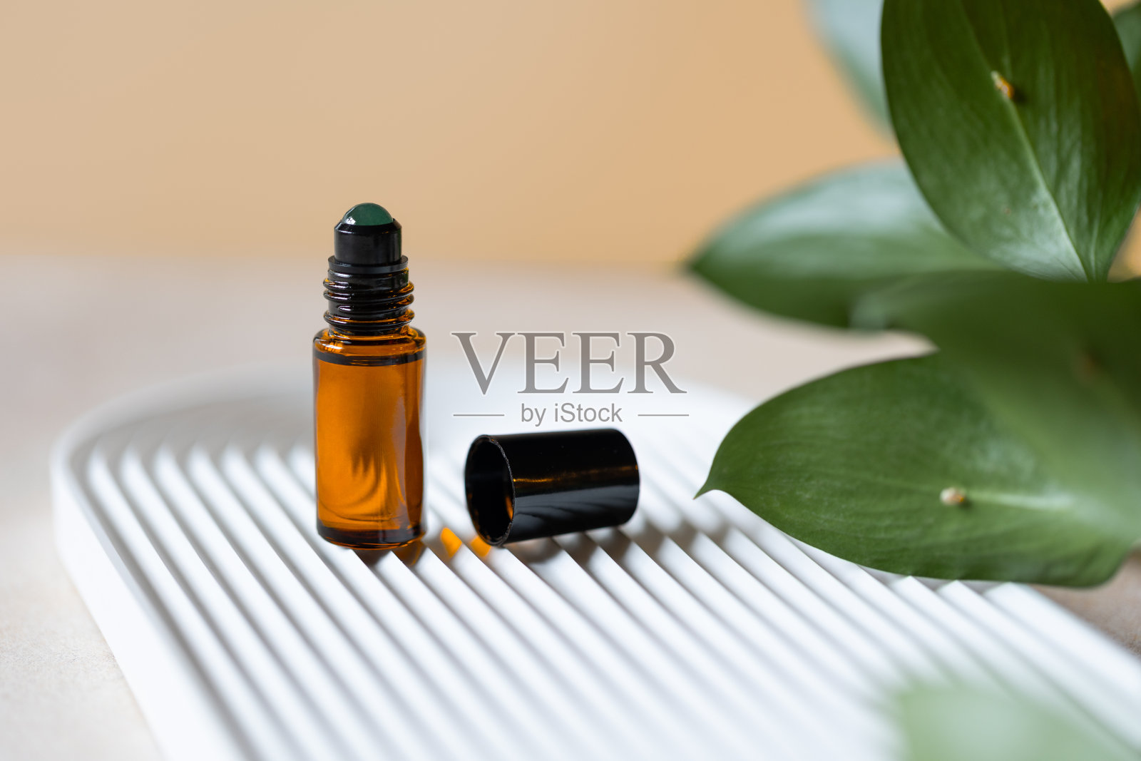 深色玻璃芳香滚轮，天然奇遇石，香薰精油照片摄影图片