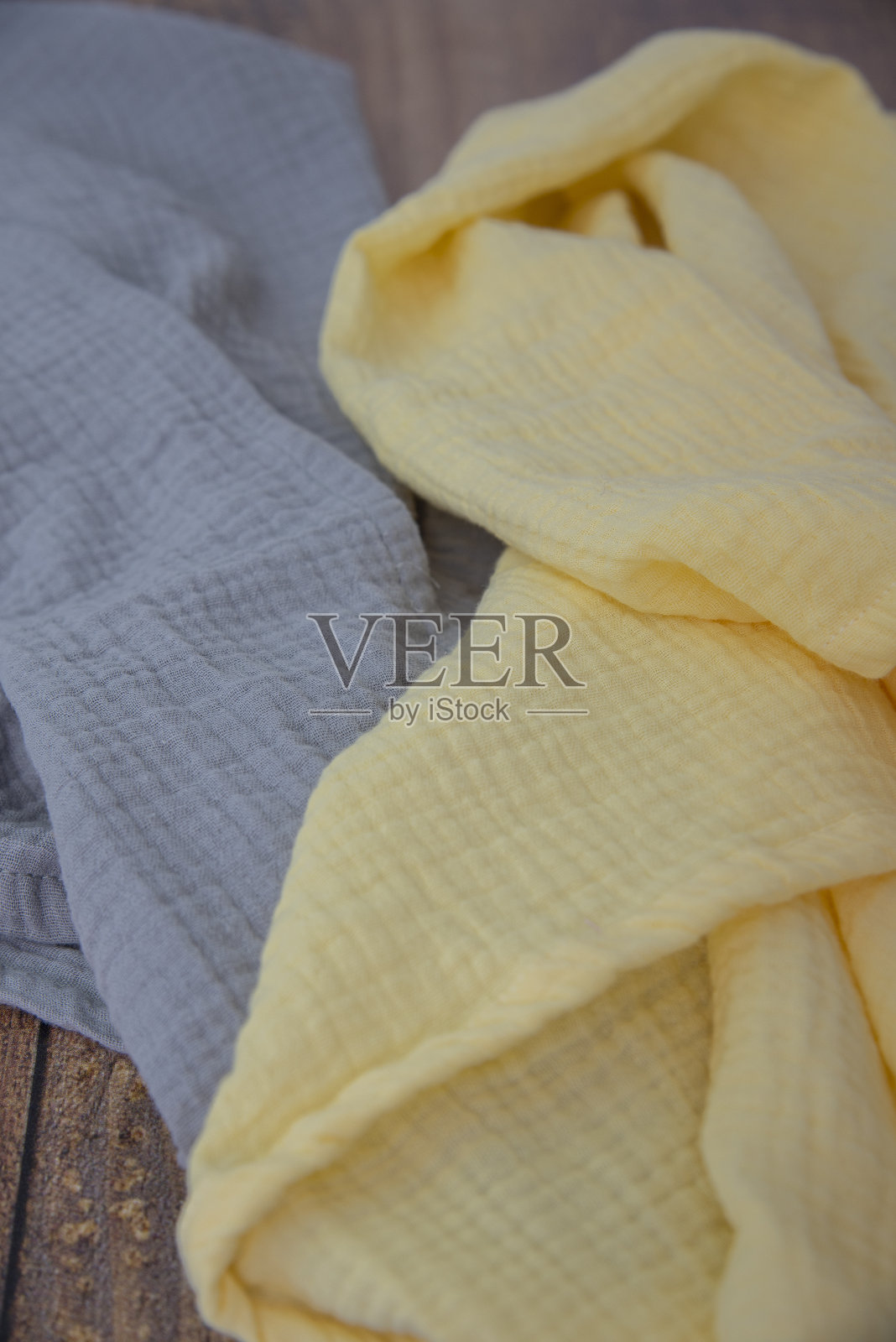 柔软的彩色棉布毯子黄和灰色的颜色。照片摄影图片