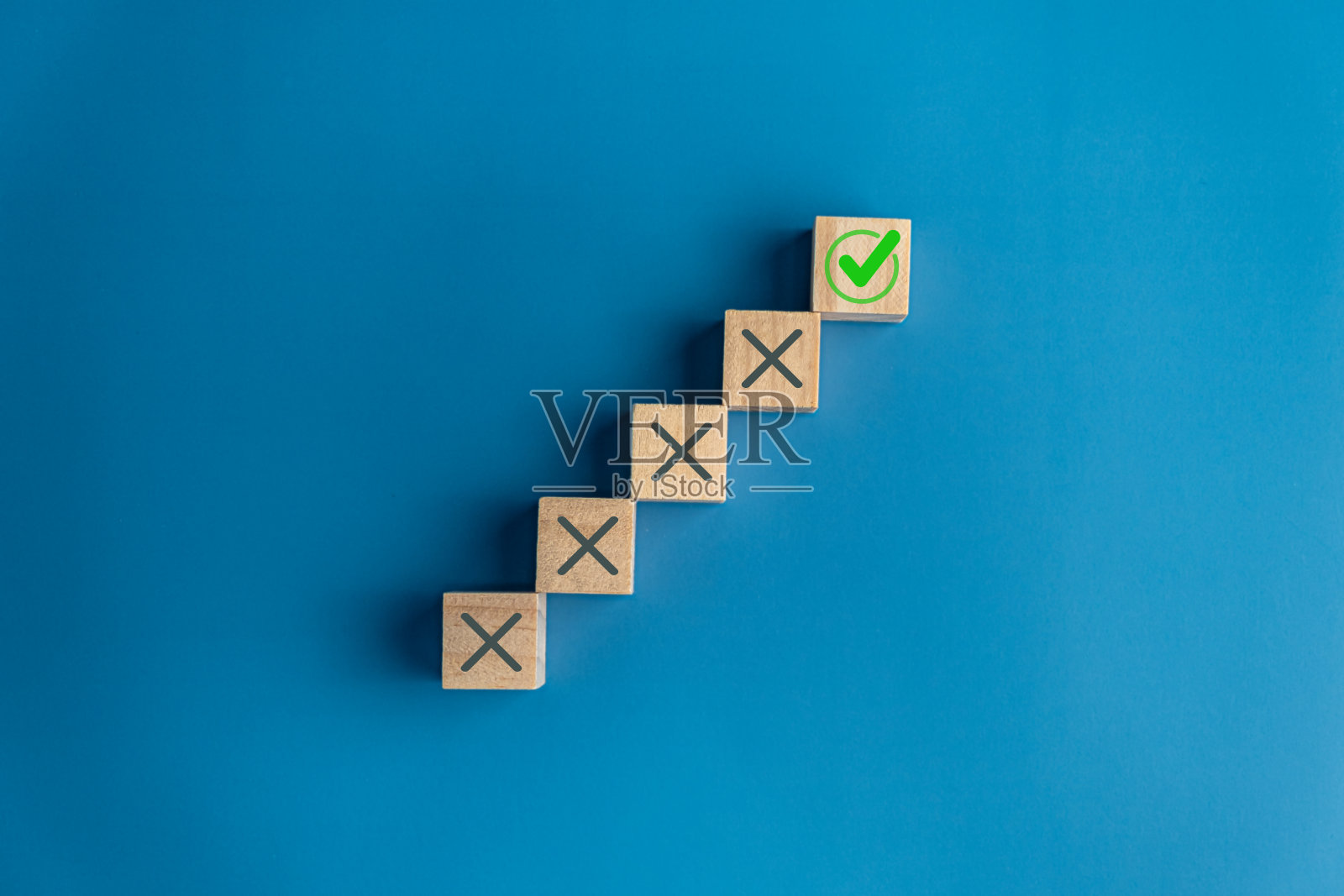 步骤检查表概念，对与错，正确标记，检查木块上的标记。照片摄影图片