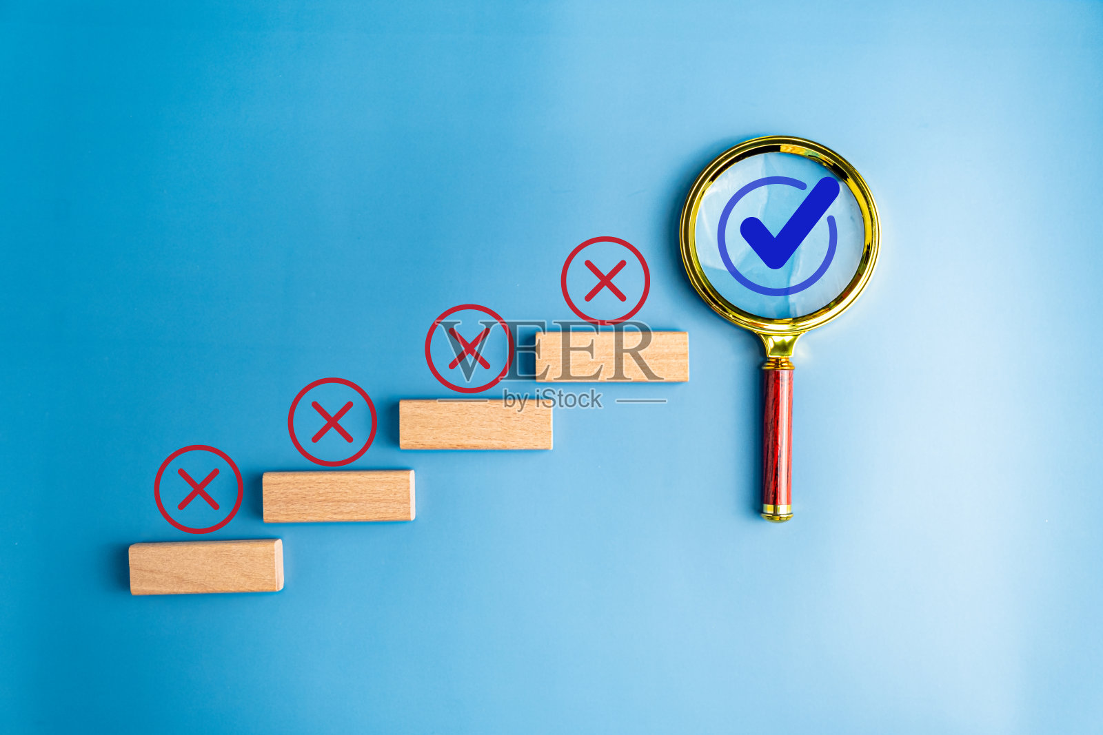 绩效检查表，在线检查表调查，在检查表上打勾或回答问题。评估、在线调查、在线考试。照片摄影图片