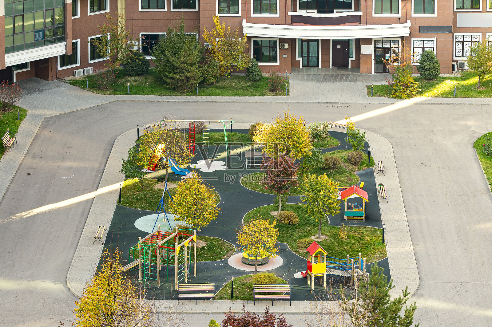 现代住宅院落。房地产低层建筑外立面及新建小区儿童游乐场。形象的城市发展理念。照片摄影图片