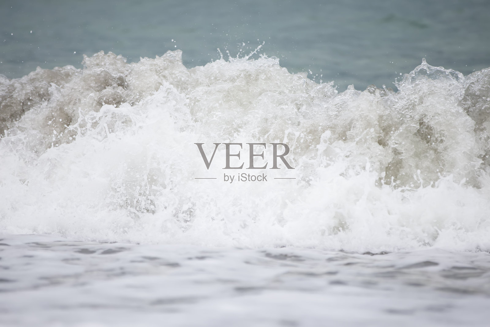 美丽的泡沫微风从海浪的海洋特写。照片摄影图片